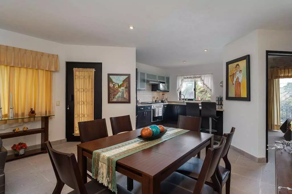 Stunning 2 Bed, 2 Bath, Upper Floor — photo 1 of 10
