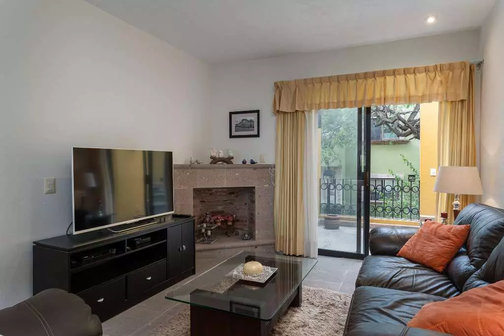 Stunning 2 Bed, 2 Bath, Upper Floor — photo 4 of 10