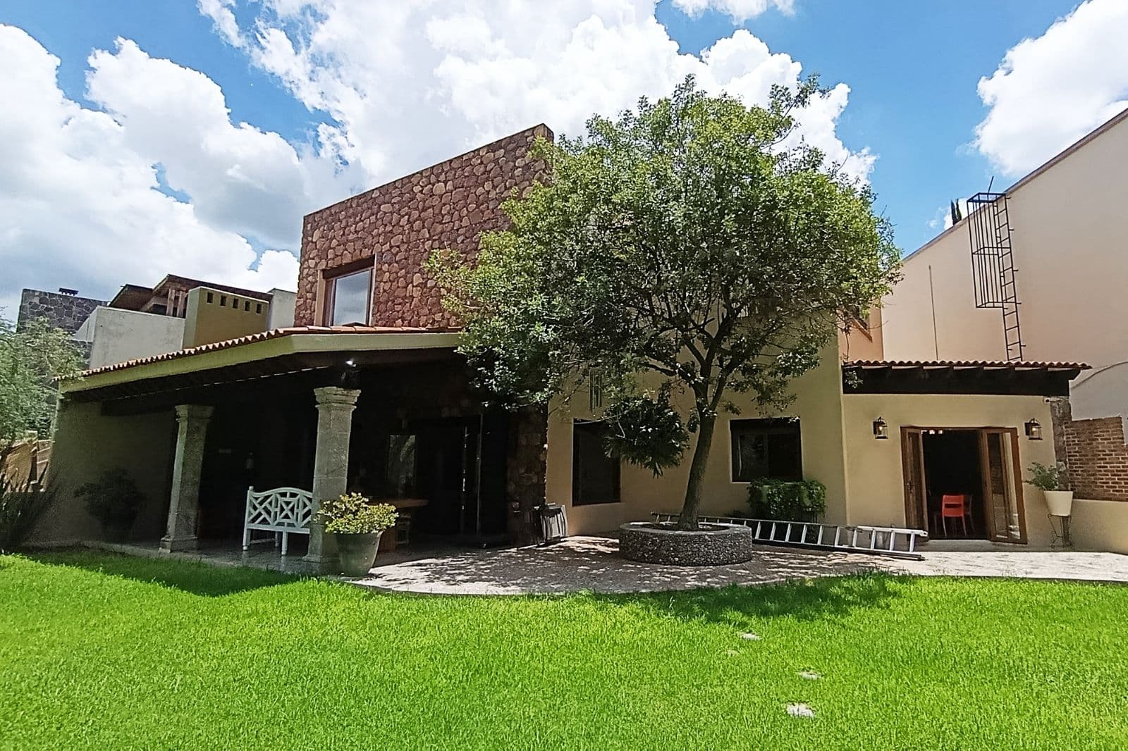 Casa Confluencia — photo 1 of 10