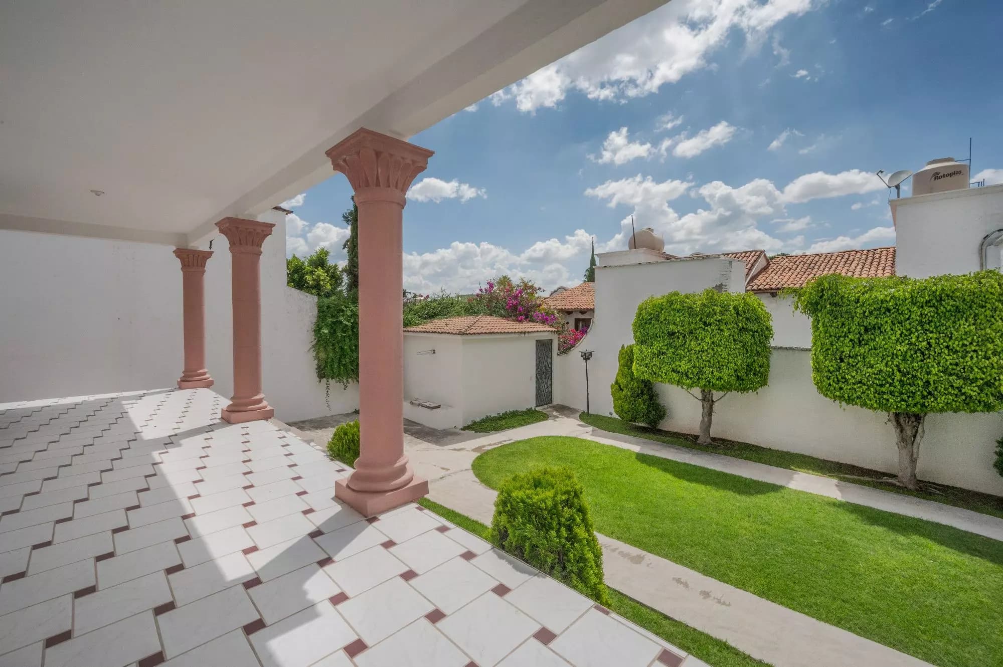 Casa de Las Fuentes — photo 8 of 10