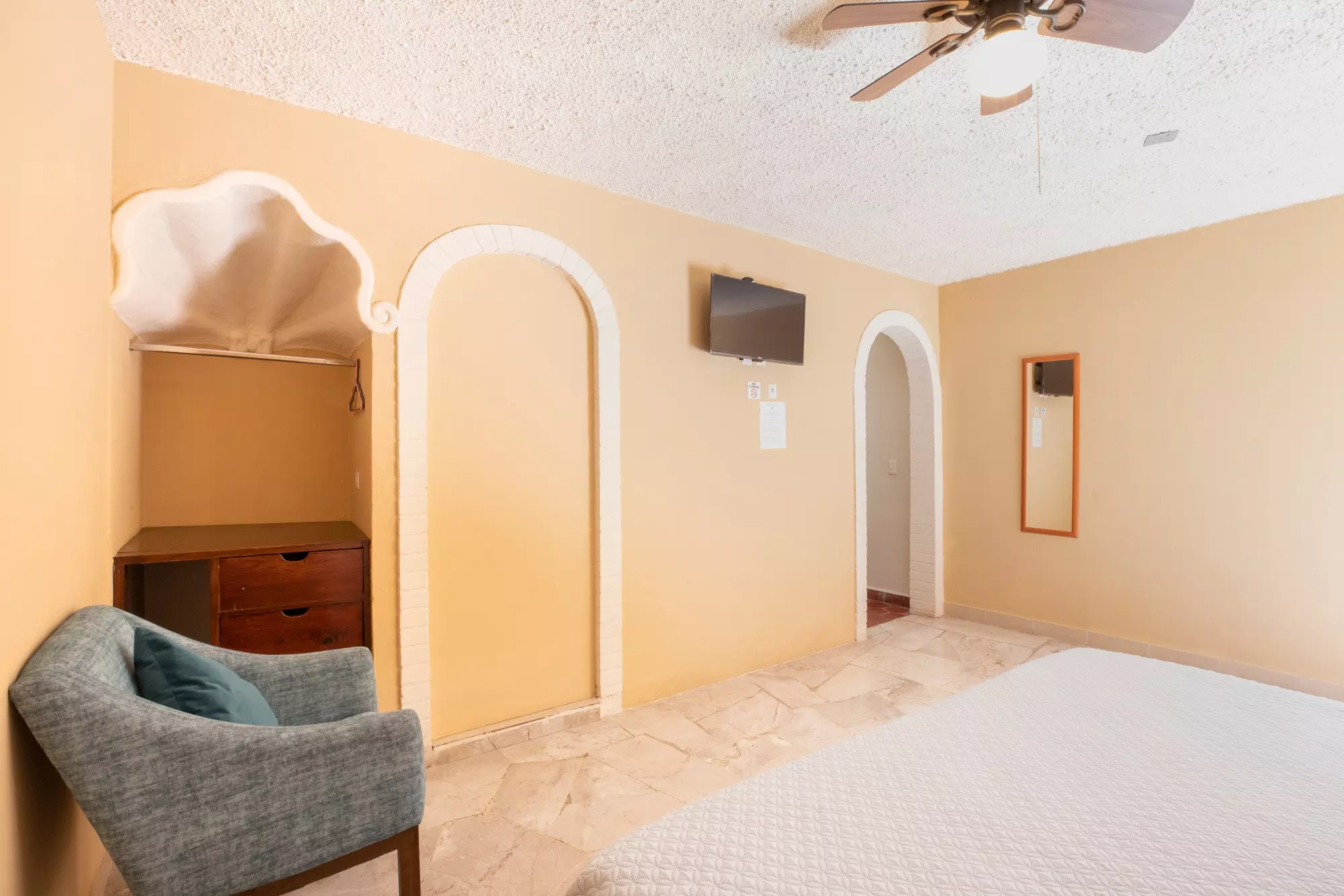 HOTEL SALIDA A CELAYA — photo 6 of 10