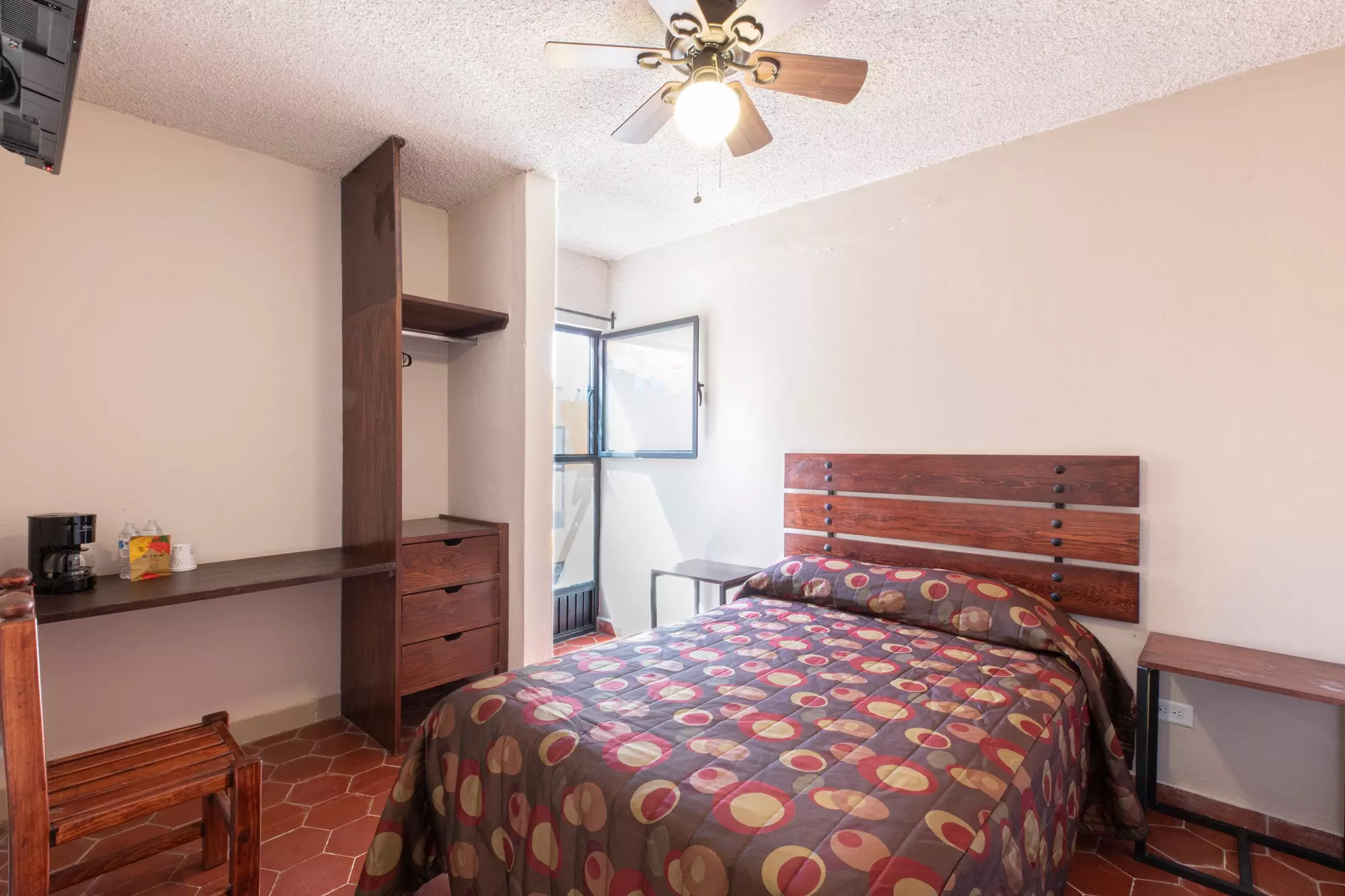 HOTEL SALIDA A CELAYA — photo 10 of 10