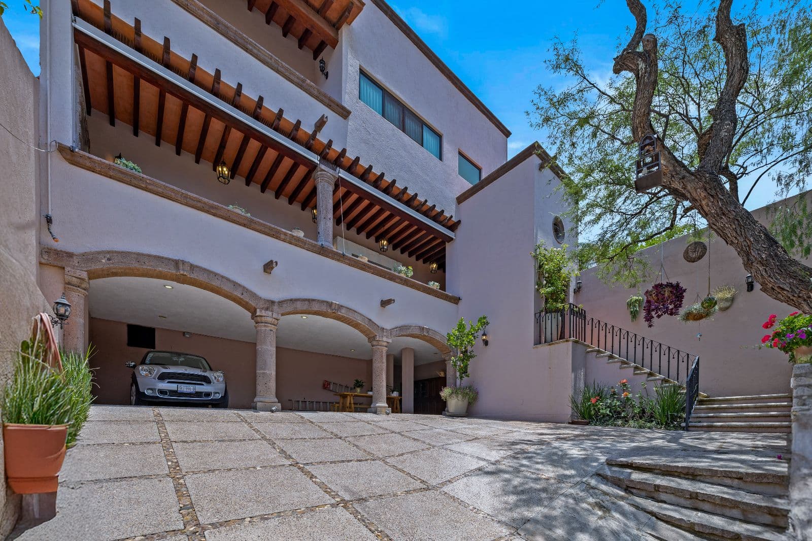RESIDENCIA COLONIAL EN RENTA — photo 1 of 10