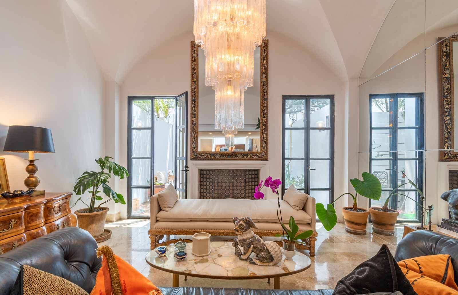 Casa Blanca — photo 1 of 10