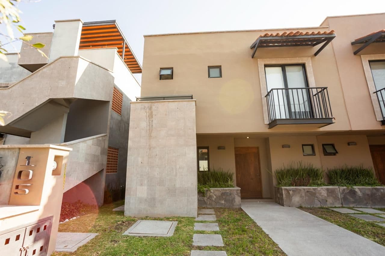 Casa en renta en Fraccionamiento Zirándaro — photo 2 of 10