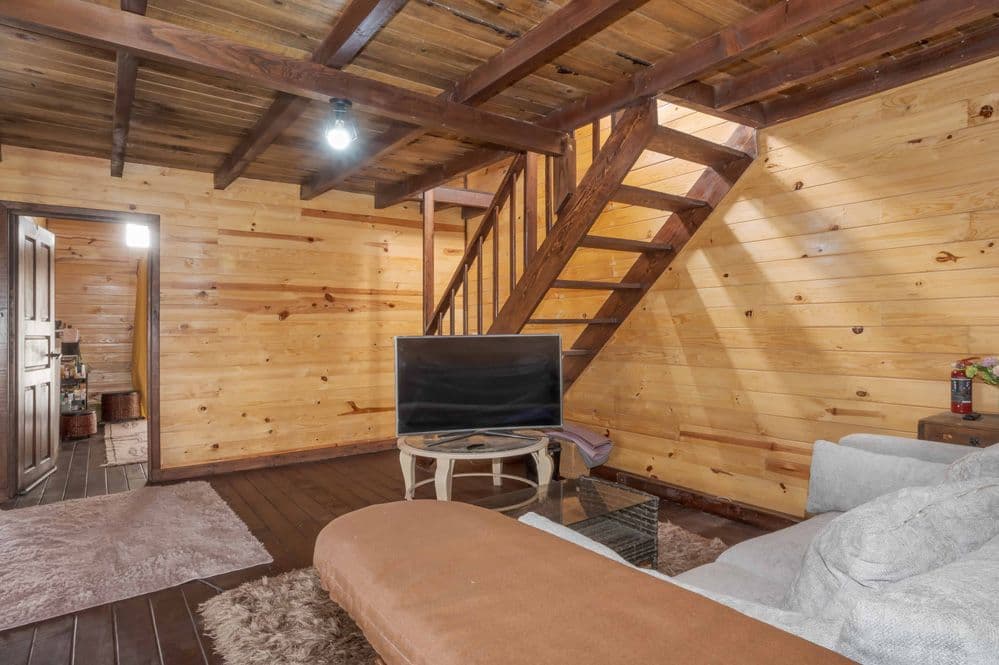 Cozy Cabin — photo 8 of 10