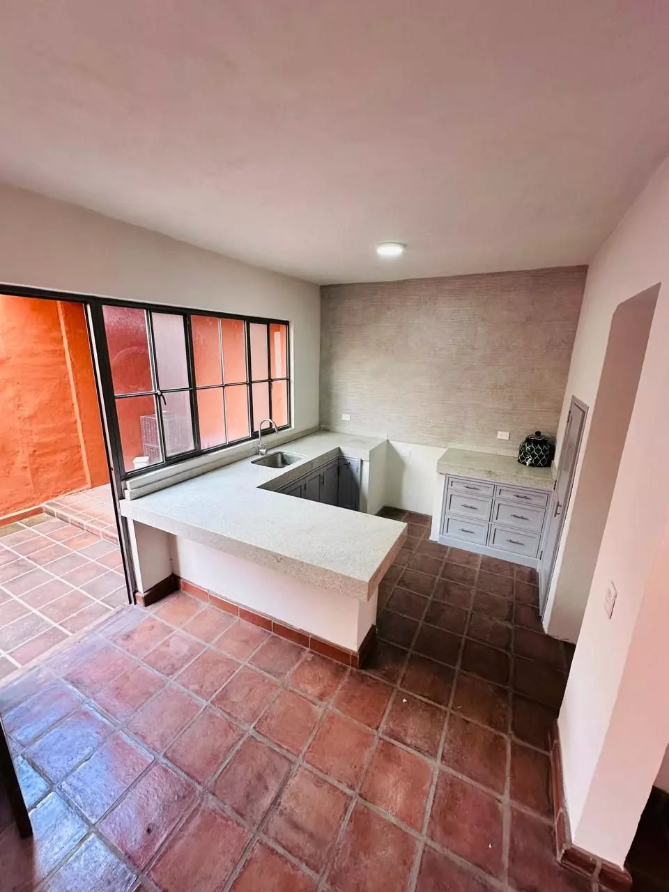 CASA ROJA — photo 8 of 9