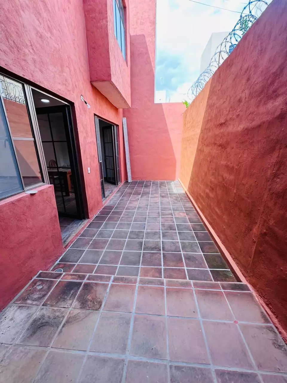 CASA ROJA — photo 5 of 9