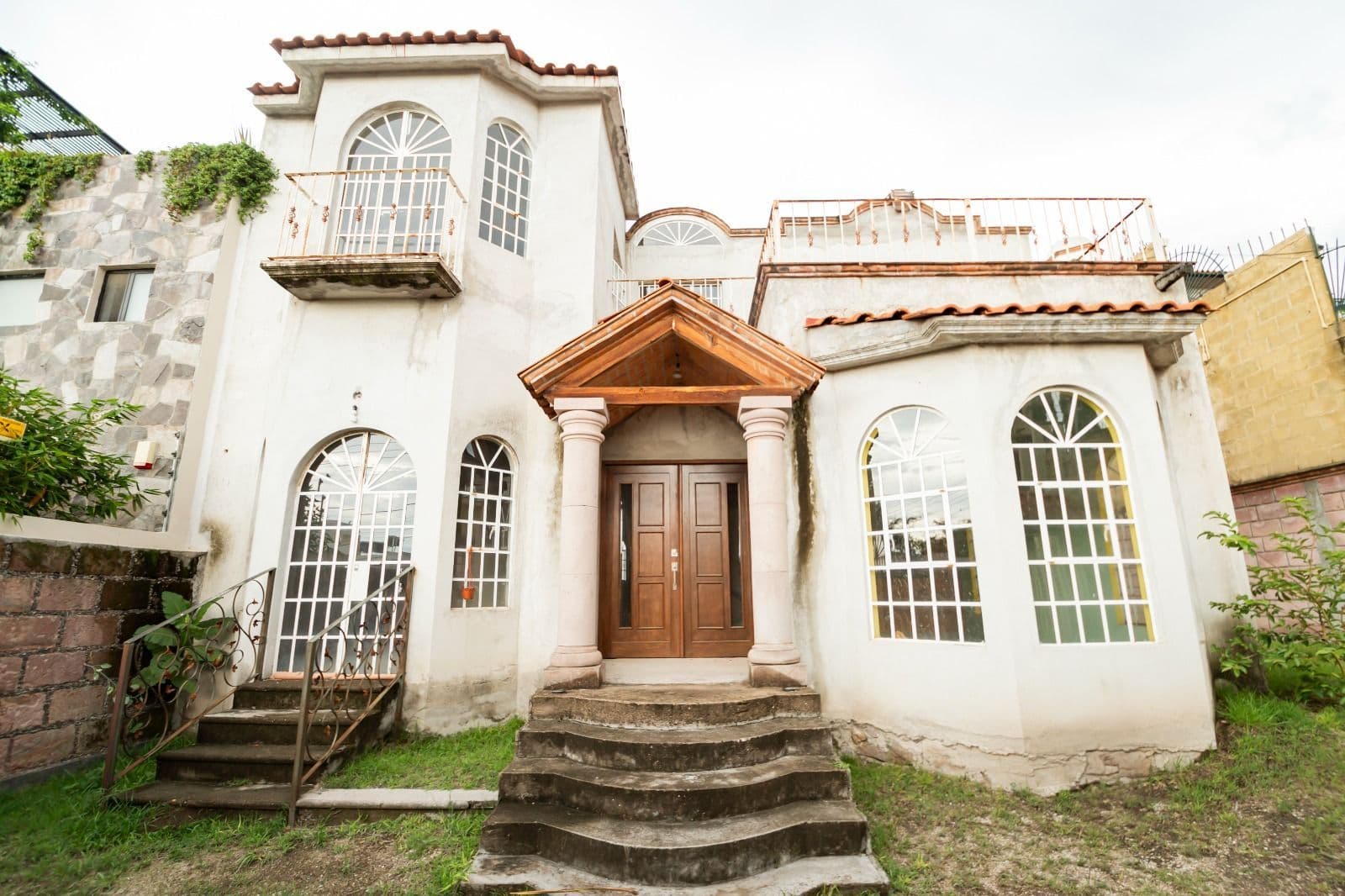 CASA EN VENTA PARA REMODELAR, VILLA DE LOS FRAILES — photo 1 of 10