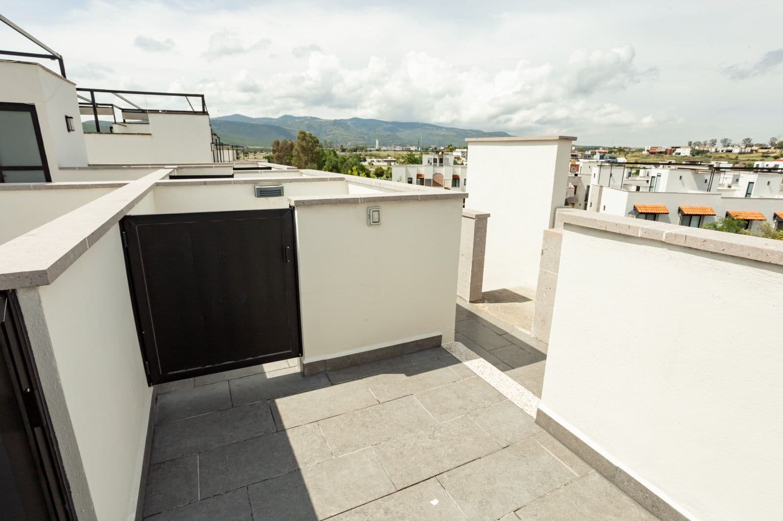 CONDOMINIO MONTECARLO LANTANA — photo 9 of 10