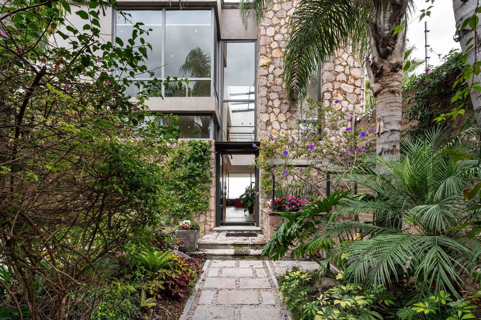 Casa Iluminada — photo 2 of 10