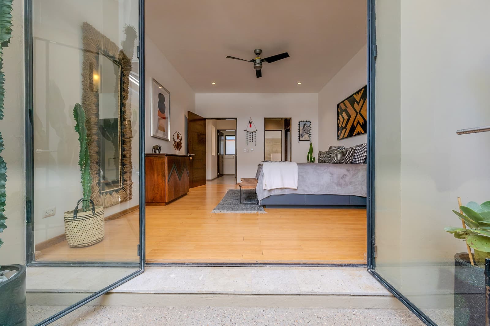 Modern Ground-Level Condo Near Centro — photo 5 of 10