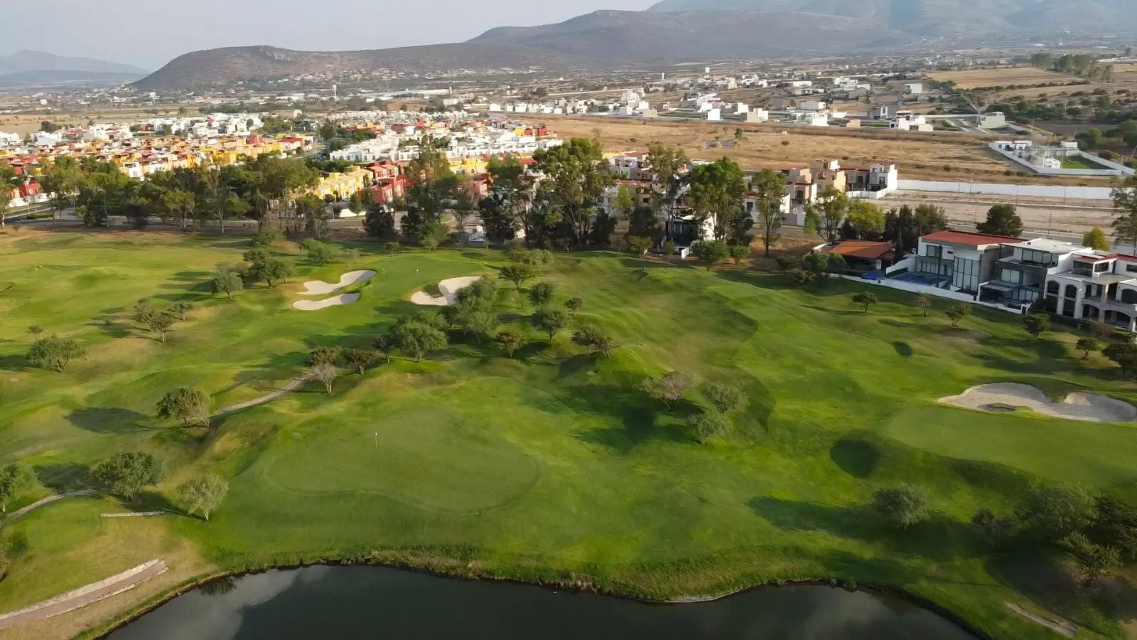 TERRENO A PIE DEL CAMPO DE GOLF EN ZIRÁNDARO - SAN MIGUEL DE ALLENDE — photo 2 of 10