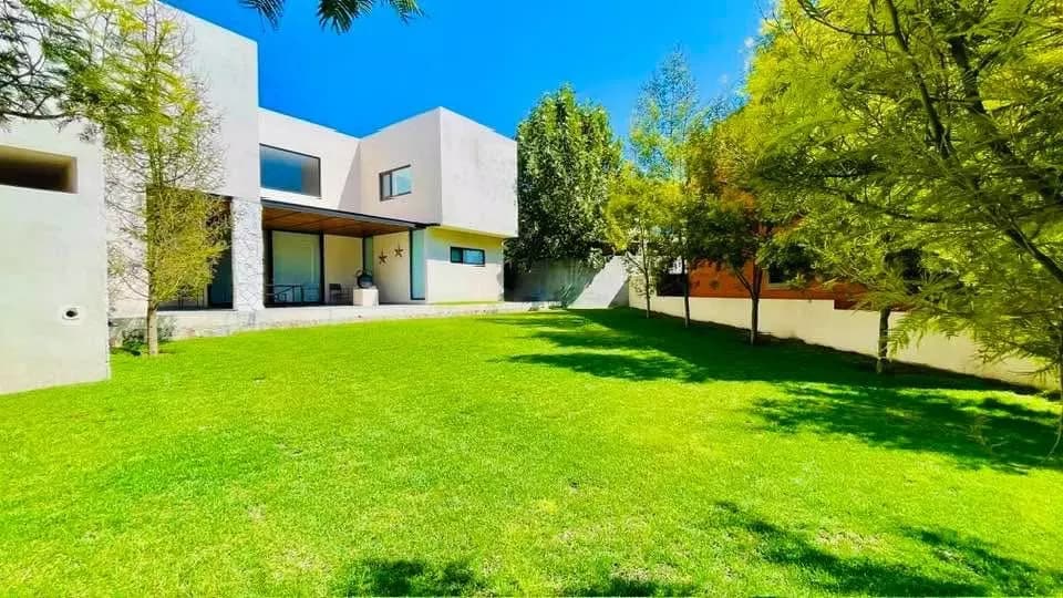 Casa Bonita con jardín / Ventanas Golf — photo 1 of 1