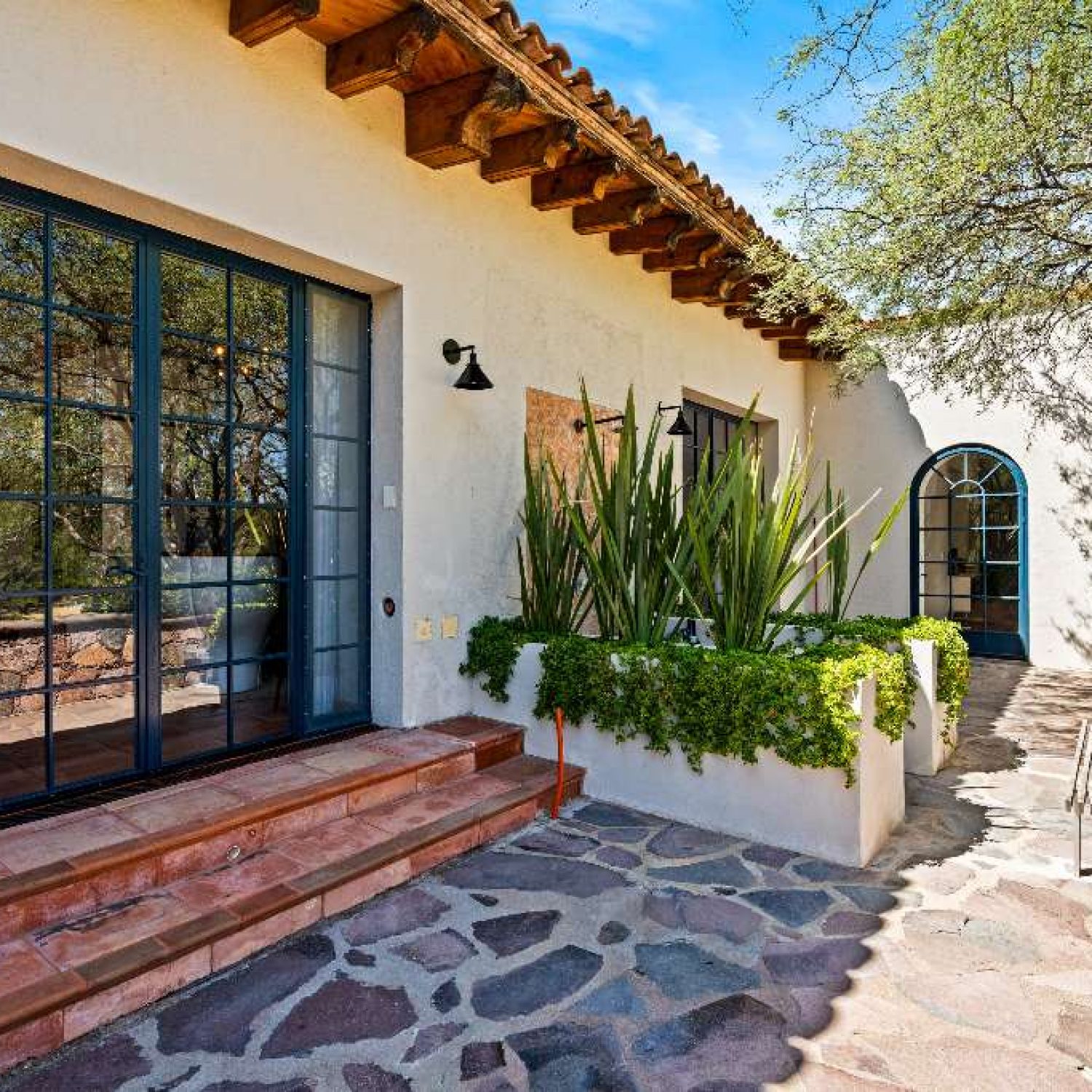 Hacienda Amor Outdoor Shower